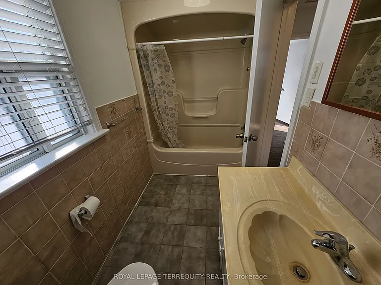 557 Lawrence Ave W — Photo 34