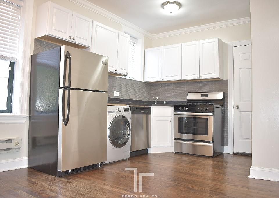1st image of 3817-2 N Greenview Ave #2E