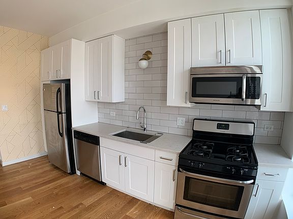 4th image of 1801 S Ashland Ave #302