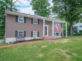 14 W Lakeview Rd, Stockholm, NJ 07460
