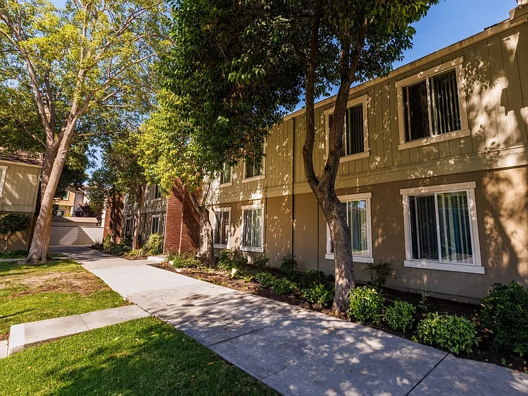 Castilian Apartments — Photo 6