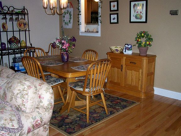 dining rm w/hardwood fls.