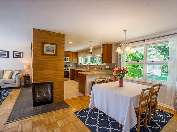 5th image of 385 Woodland Dr