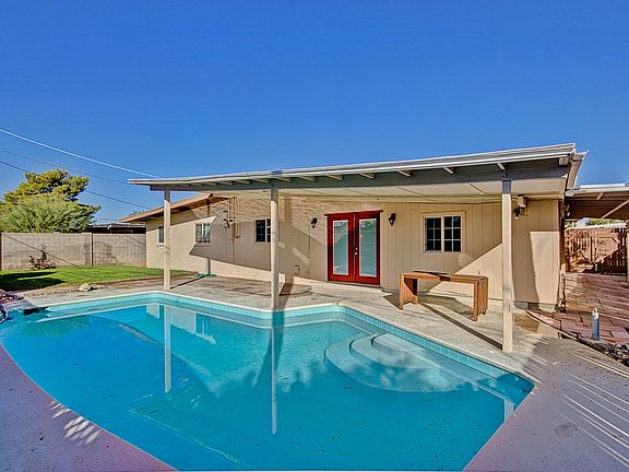 2nd image of 3701 E Paradise Dr