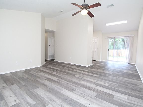 3rd image of 8126 Crystal Wells Pl