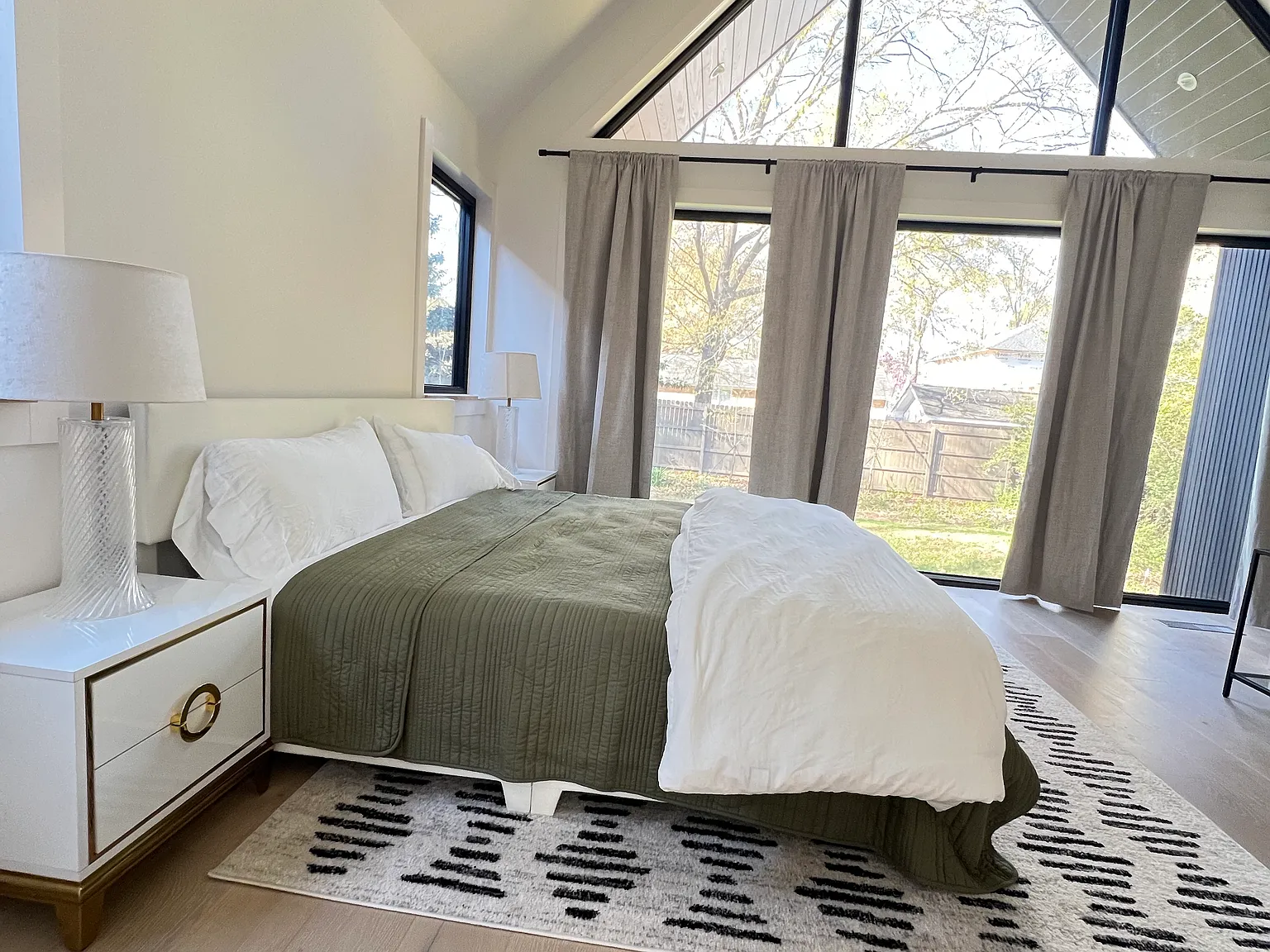 3 bed, 2.5 bath, 2200 sqft, $5,250 — Photo 4