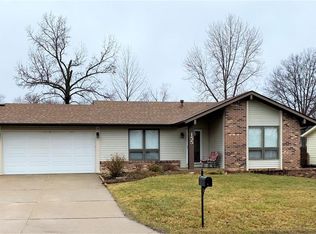 155 Bentwood Ln, Saint Peters, MO 63376