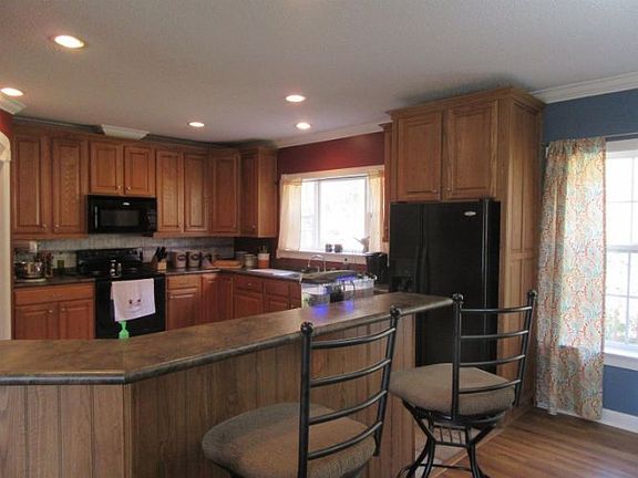 3rd image of 235 Robinson Rd E