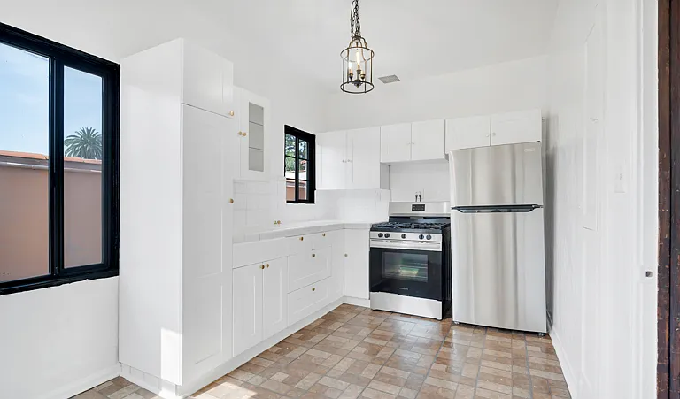 2270 N Beachwood Dr #21 — Photo 7