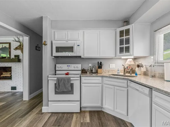 196 N Lake Dr, Hillsboro, MO 63050