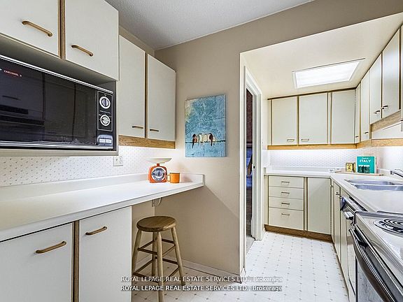 4th image of 284 Mill Rd #Penthouse 8