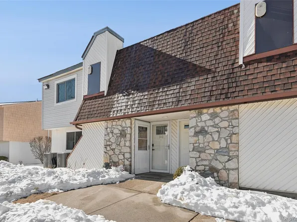 141 Pointe Circle N #141, Coram, NY 11727