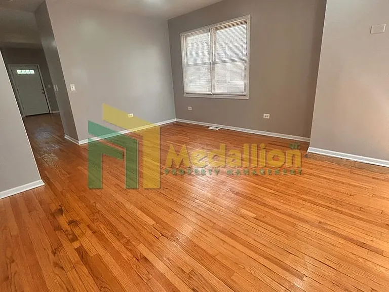 5954 S Maplewood Ave — Photo 4