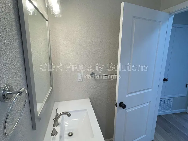 4733 Platinum Dr NE — Photo 36