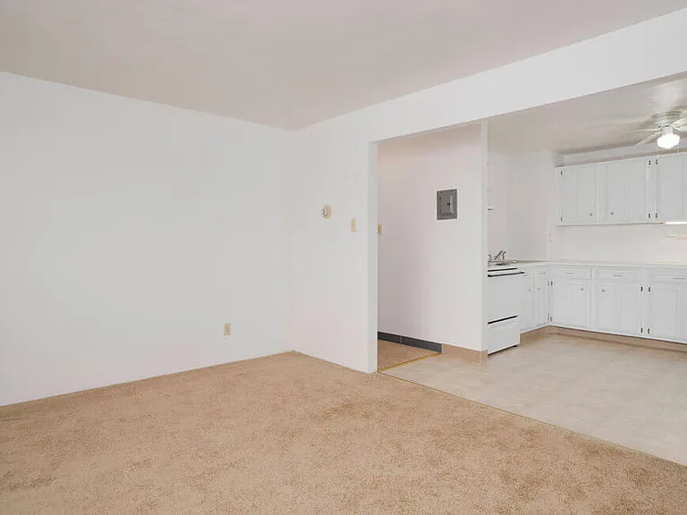 LaSalle West Apartments — Photo 8