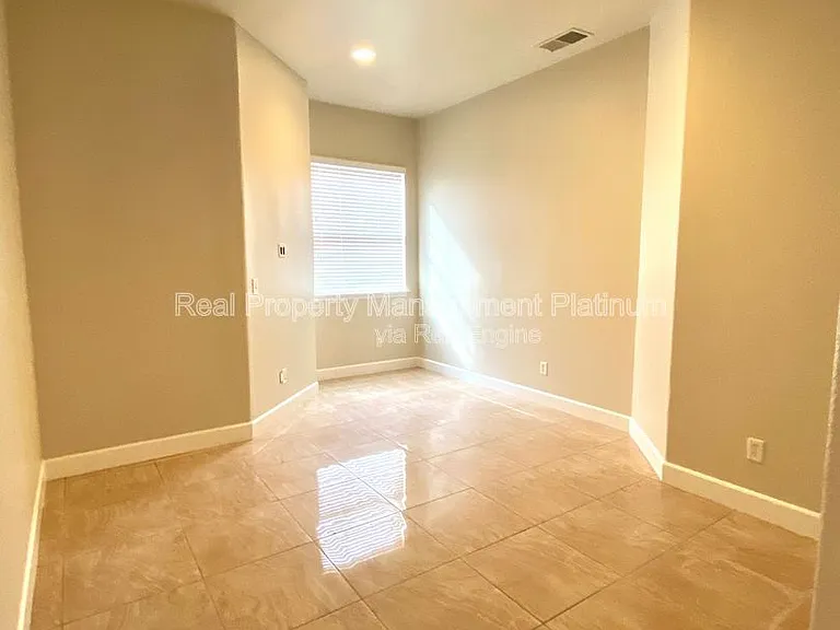 5801 W Chennault Ave — Photo 17