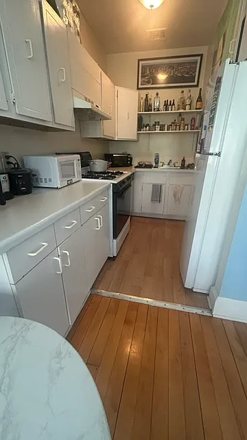 4 bed, 9999 sqft, $4,200 — Photo 2