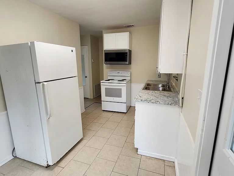 646 Ditmar St — Photo 5