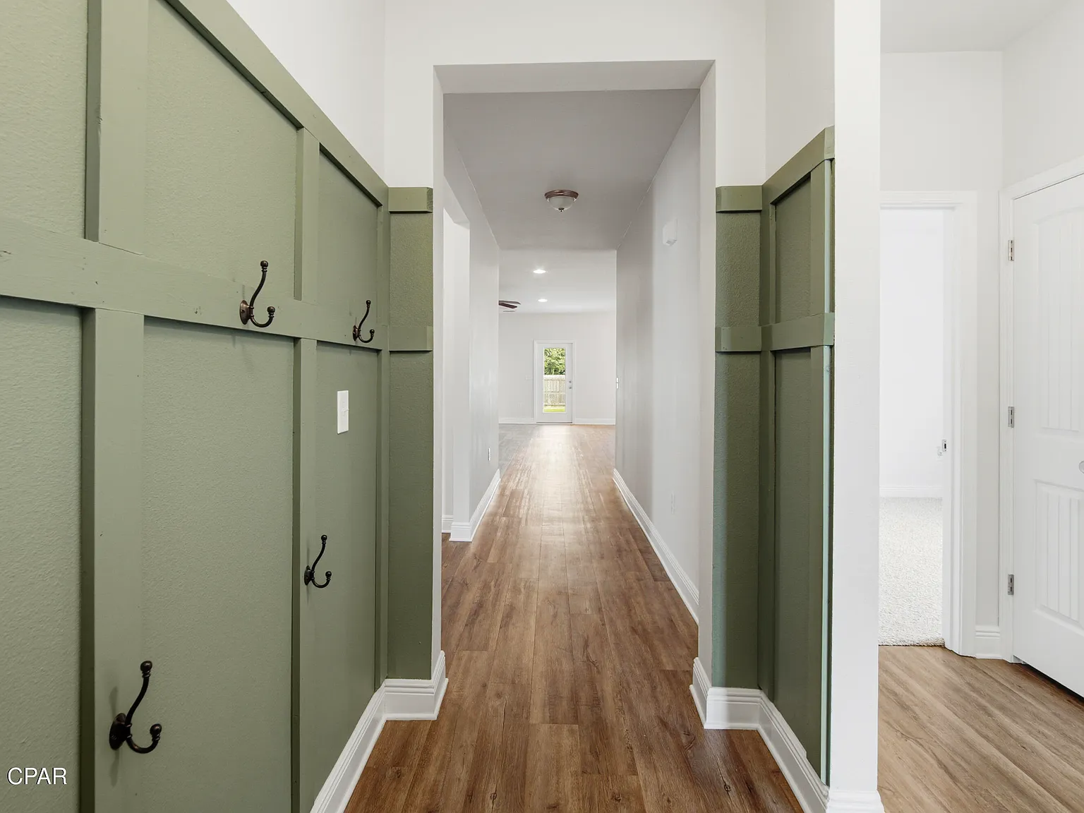 4 bed, 2.0 bath, 2077 sqft, $2,400 — Photo 2
