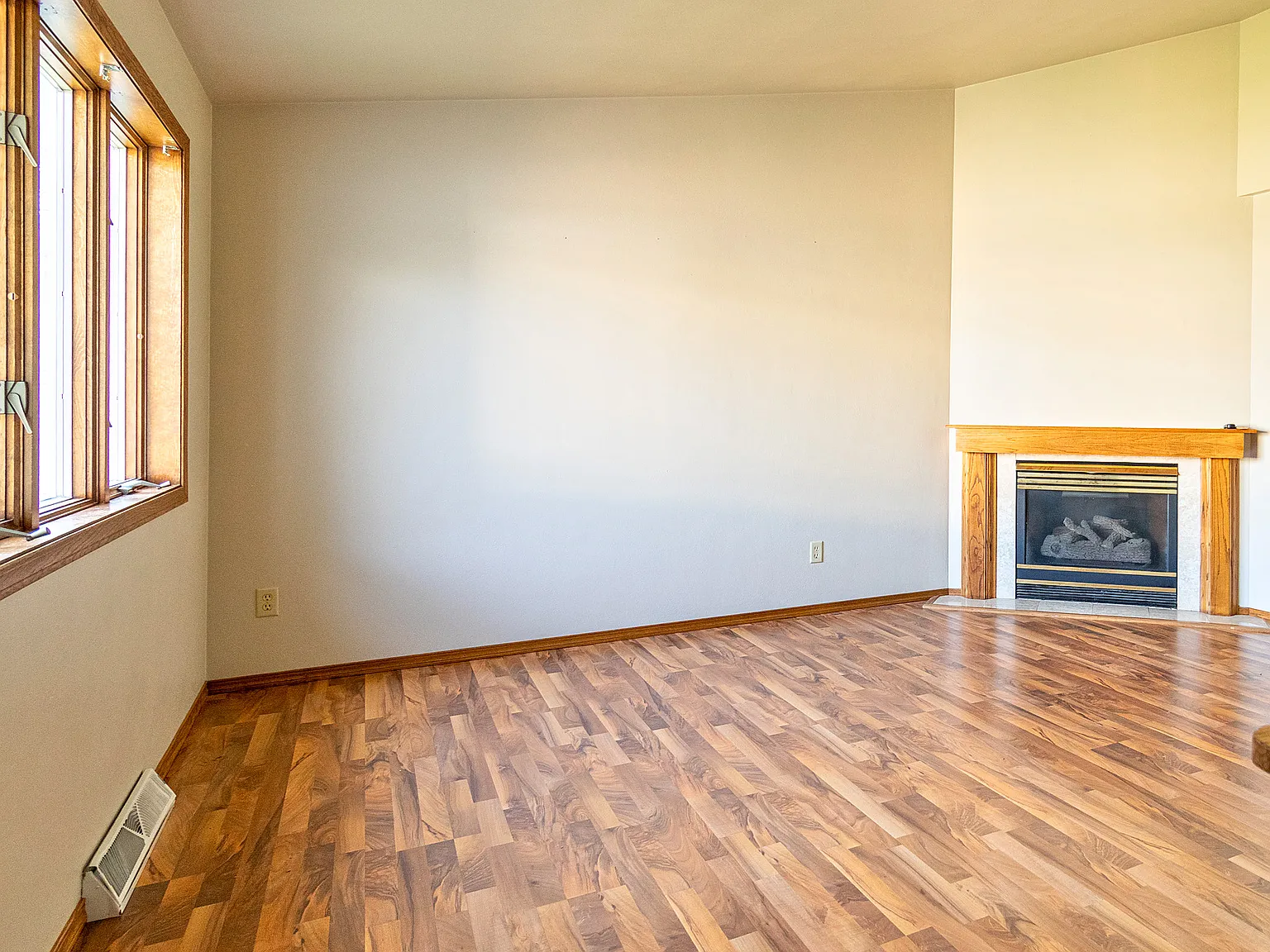 4 bed, 2106 sqft, $2,650 — Photo 2