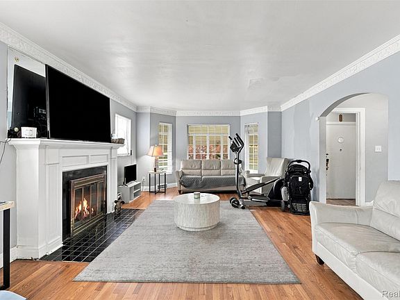 5th image of 18719 Roselawn St