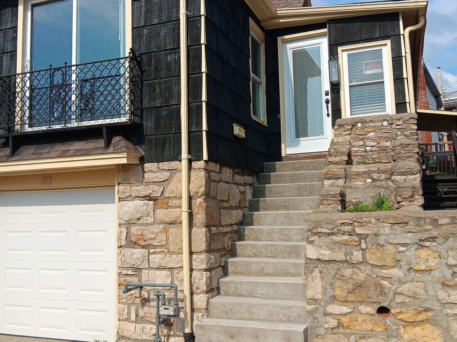 537 Gillis St — Photo 2