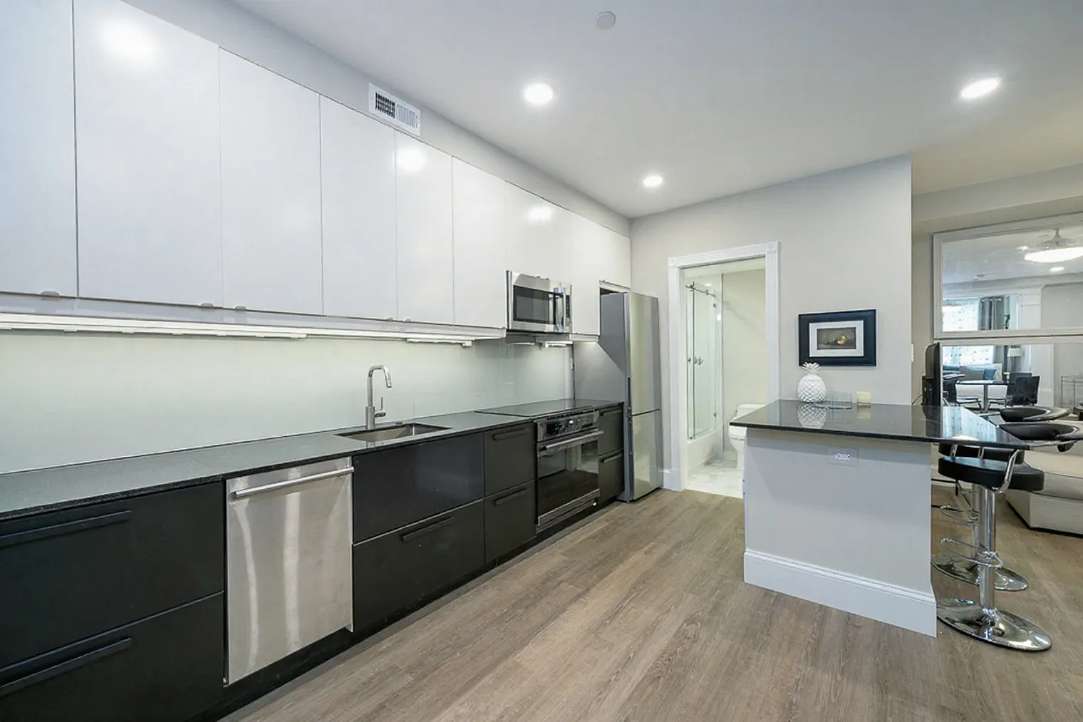 1 bed, 1.0 bath, 6458 sqft, $3,691 — Photo 2