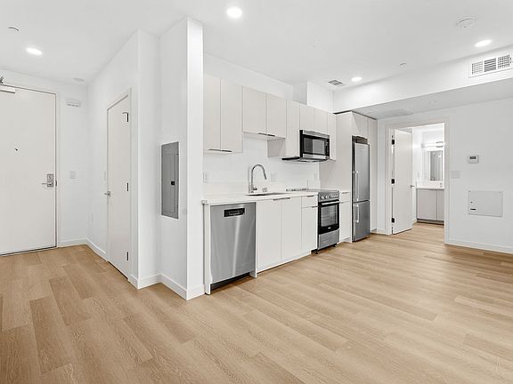 5th image of 1233 S Dunsmuir Ave #205