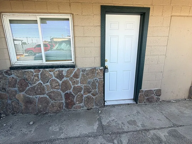 2128 W Broadway Ave — Photo 1