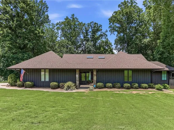 143 Woodlake Dr, Gainesville, GA 30506