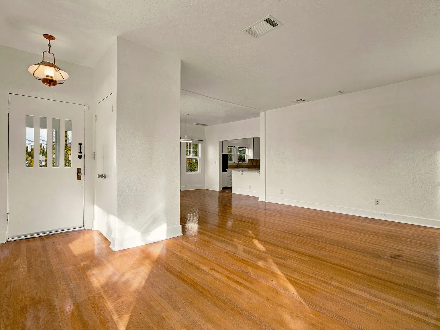 2 bed, 1022 sqft, $4,300 — Photo 4