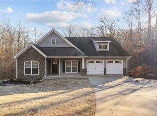 825 Signature Dr, Mount Airy, GA 30563