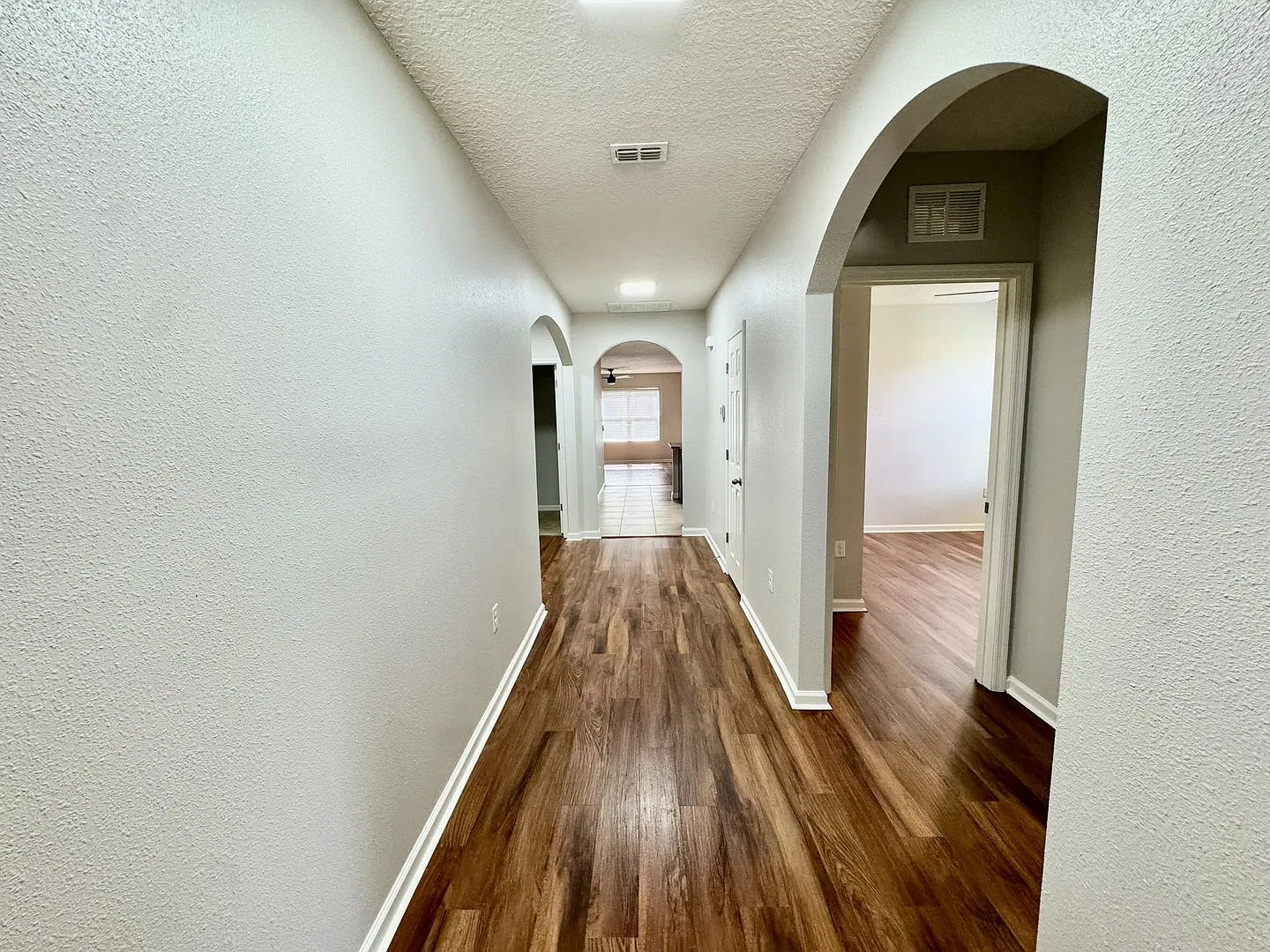Beautiful 4 bed/2 bath!! — Photo 2