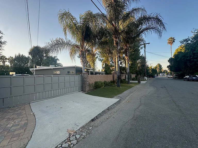 5433 Royer Ave — Photo 36