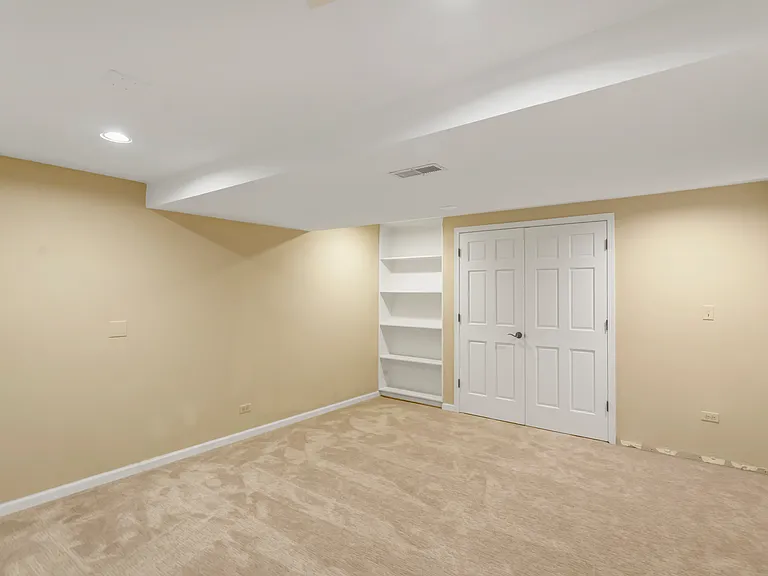 985 Chapel Ct N — Photo 36