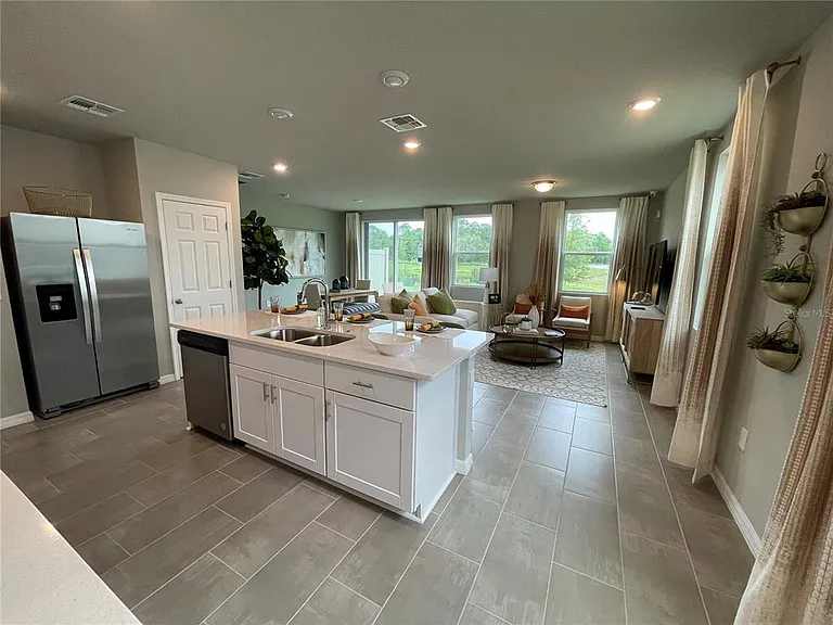 732 Legacy Dr — Photo 3