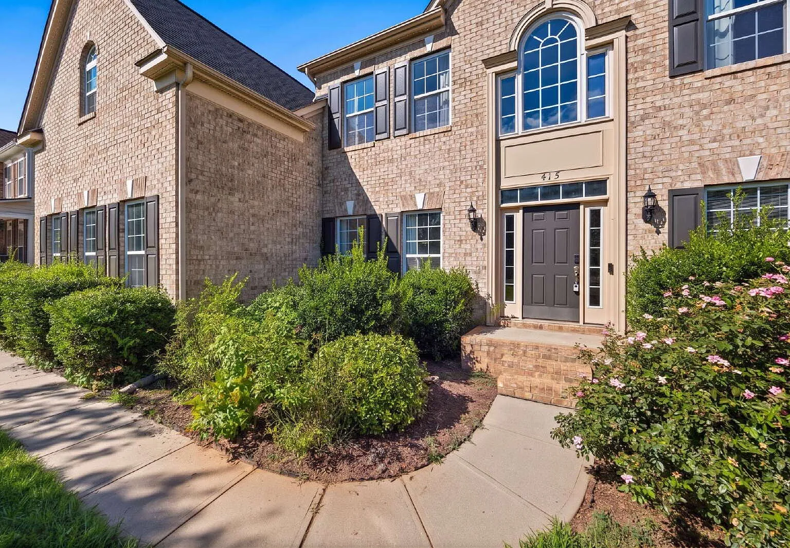 5 bed, 5.0 bath, 5665 sqft, $4,000 — Photo 2