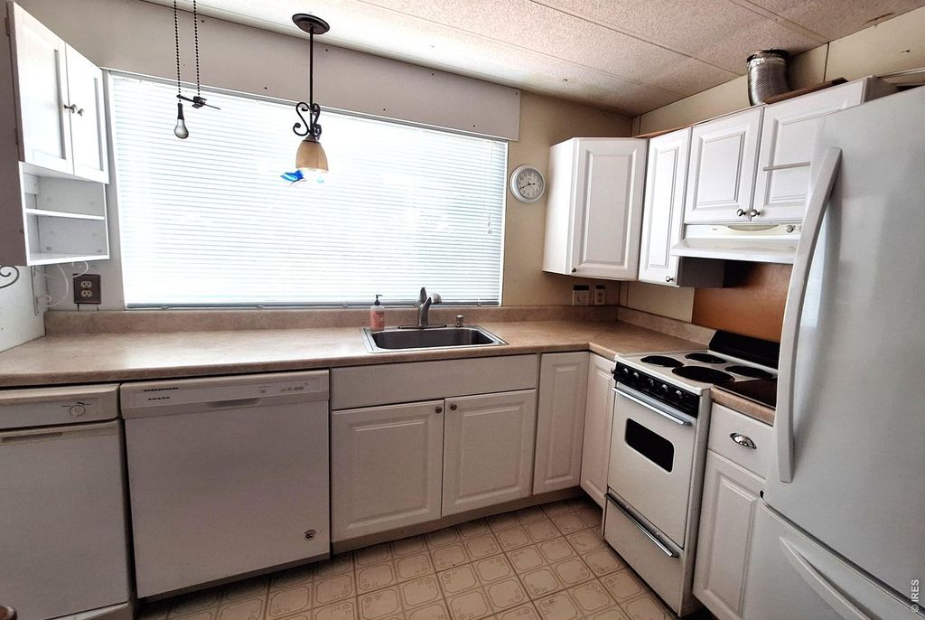 221 W 57th St #4A