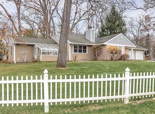 907 Shabbona Dr, Fontana, WI 53125