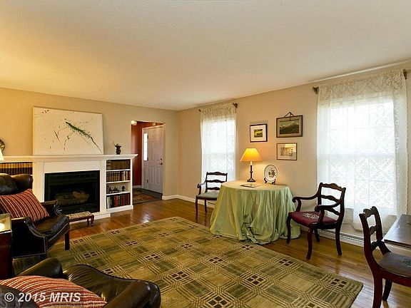 Formal living room w/gas fireplace