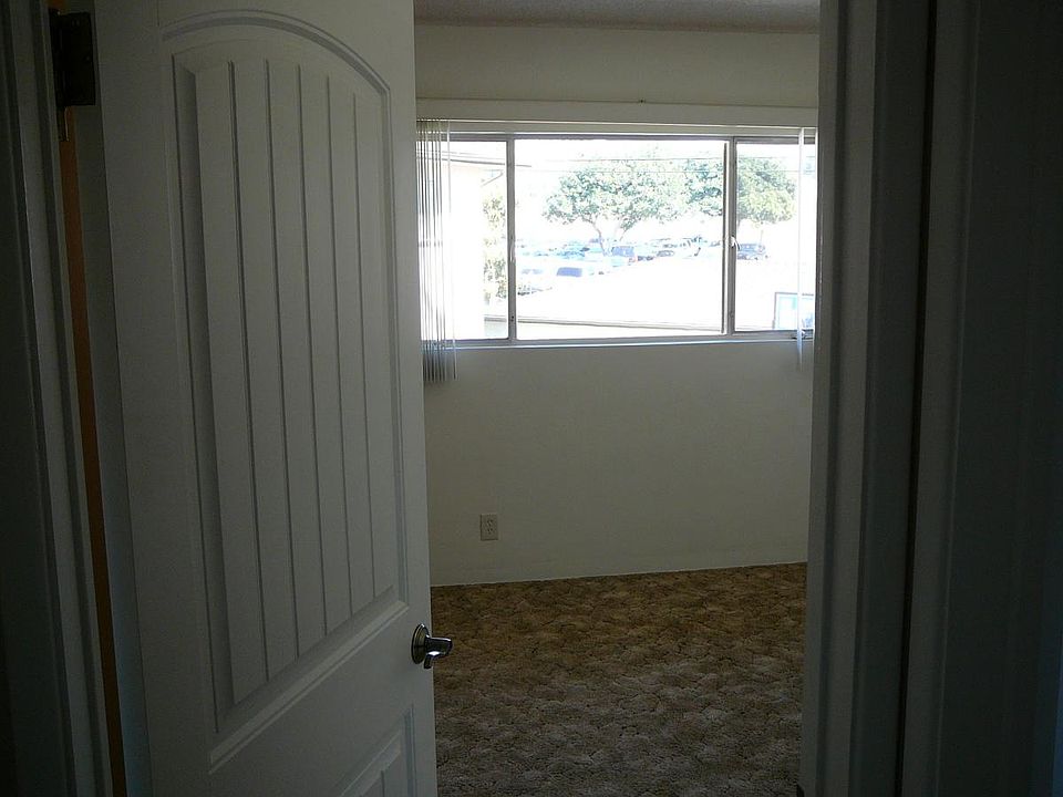 Hall to Livingroom