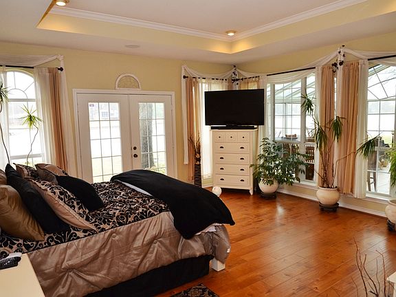 MASTER BED-WATER VIEWS!