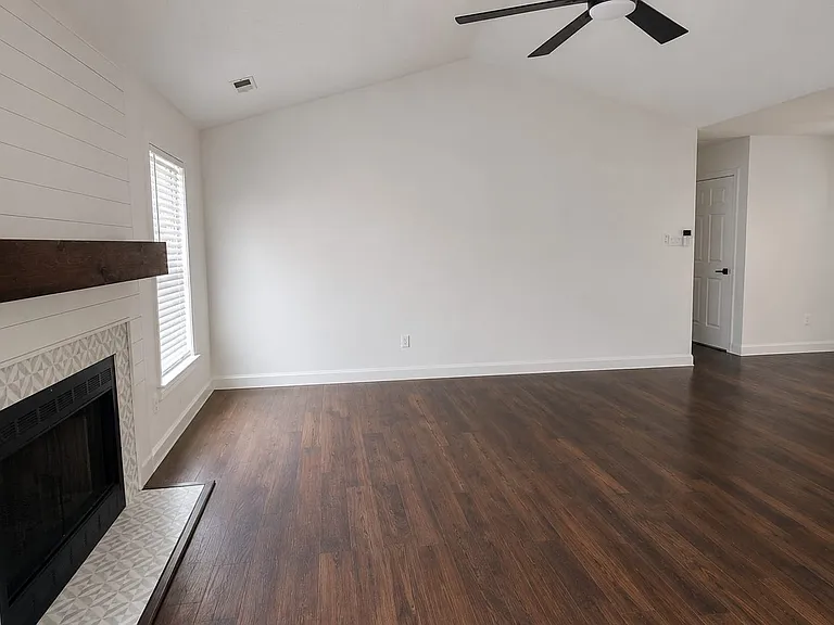 423 Spring Dr — Photo 5
