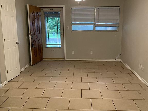 2nd image of 1000 W Cornelia Ave