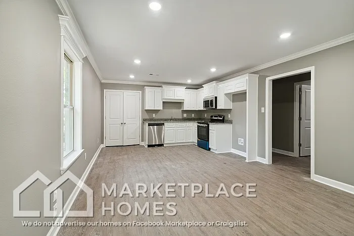 2102 Moss St — Photo 9