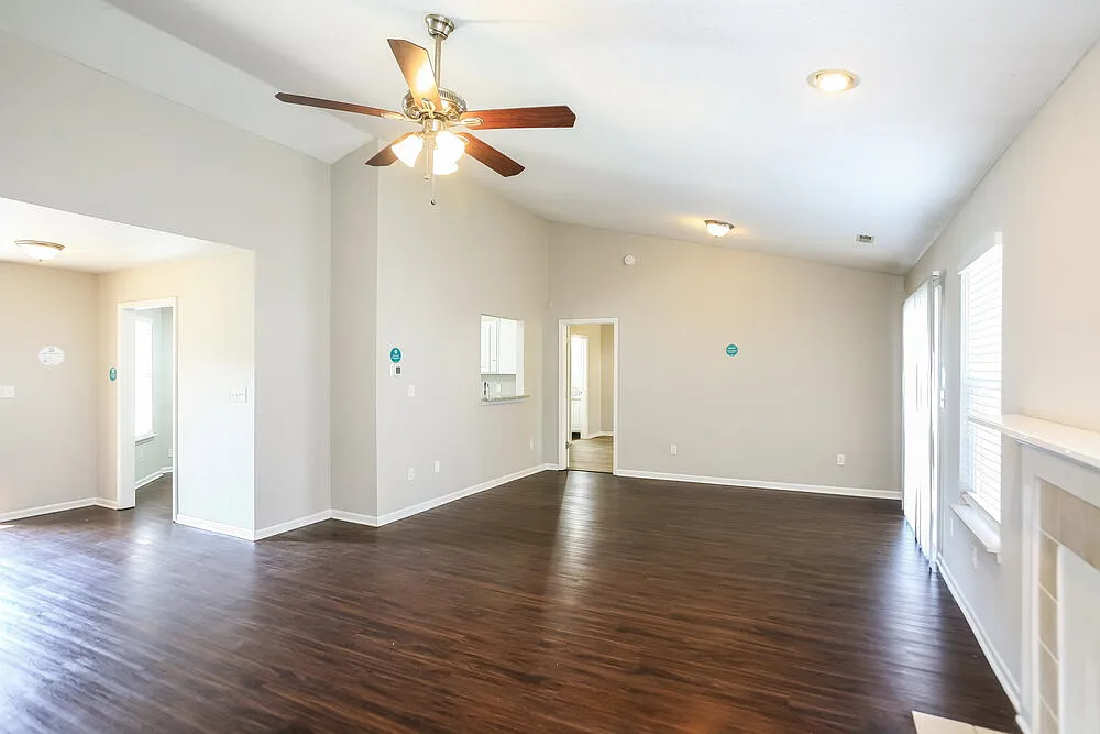 3 bed, 2.0 bath, 1501 sqft, $2,030 — Photo 4