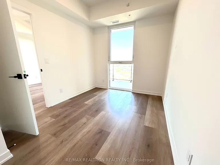 33 Erie Ave — Photo 2