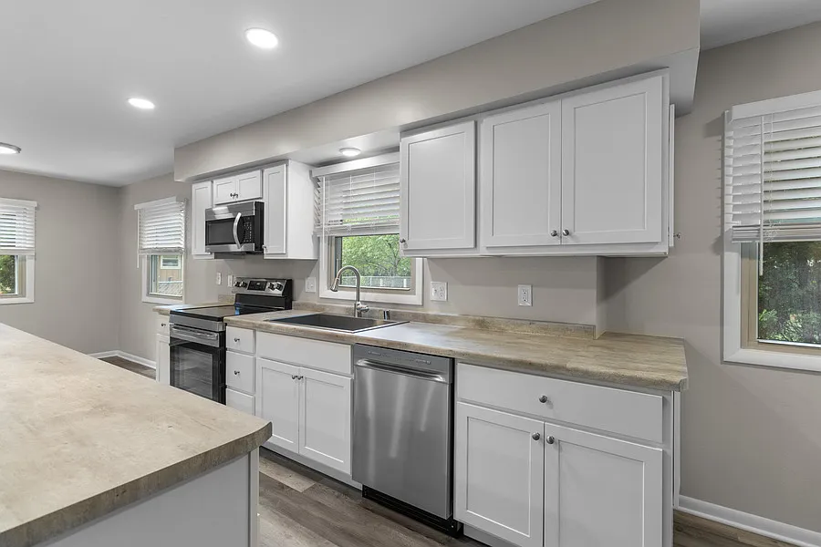 4 bed, 1.5 bath, 2306 sqft, $2,900 — Photo 4