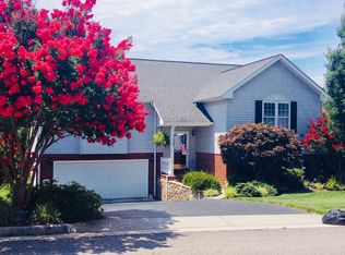 1737 Meadows Rd, Vinton, VA 24179