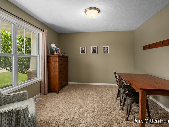 4th image of 9493 Crest Circle Dr NE
